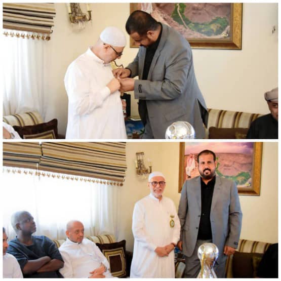 الجهوري يقلد المهندس بقشان وسام الوفاء تقديرا لإسهاماته في دعم الشباب والرياضة في وادي حضرموت 