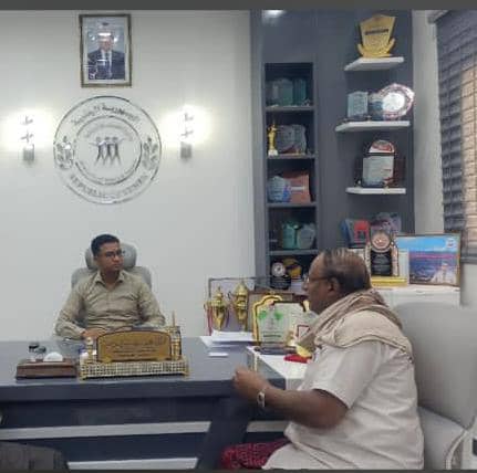 مدير مكتب الشباب والرياضة بوادي حضرموت والصحراء يطلع على أنشطة اللجنة الثقافية الاجتماعية ويشيد بدورها الثقافي