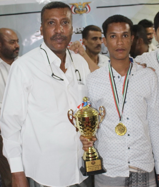 الشعيبي يكرم بطل ساحل حضرموت الشطرنجي الواعد هاشم حامد العطاس