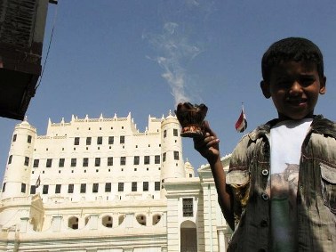 على نفحات البخور وترديد الأهازيج.. أطفال مدينة سيئون يستقبلون العام الهجري الجديد