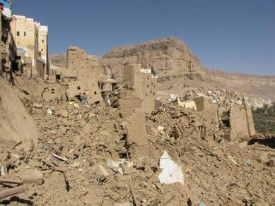 بين ركام المنطقة المنكوبة برباط باعشن بدوعن الأهالي يتحدثون عن يوم من الرعب والمأساة 