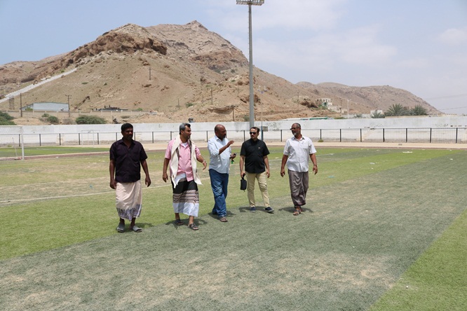 إستعدادات لإعادة تأهيل الجزء المتضرر من أرضية ملعب بارادم بالمكلا