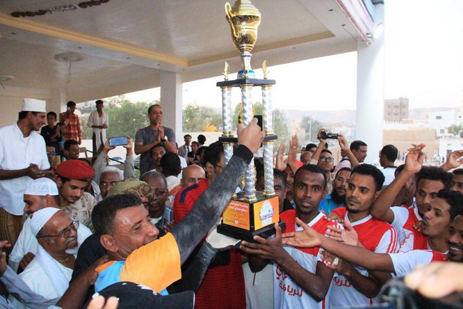 نادي شعب حضرموت يتوج بكأس مطلع المطالع بحافة الحوطة بسيئون