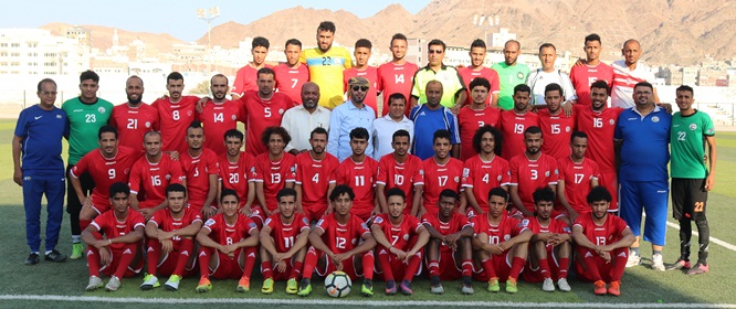 بن حيدرة يزور تدريبات المنتخب الوطني بمعسكر المكلا الاعدادي ويشيد بحماس اللاعبين