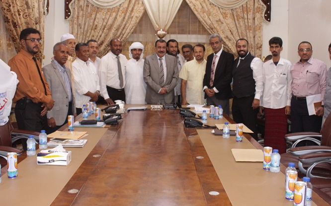 محافظ حضرموت يوقع  إتفاقية تعشيب ملعب الفقيد باردام لكرة القدم 