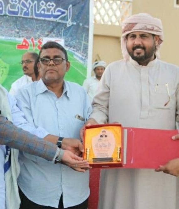*نادي الهلال بالسويري يكرّم المدير العام لمكتب الشباب والرياضة بدرع الوفاء والعرفان*
