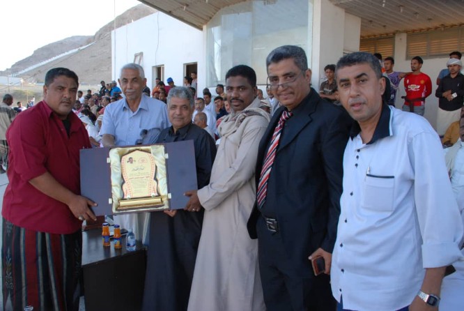 شعب حضرموت يكرم الشيخ  حسين كردوس  بدرع الوفاء