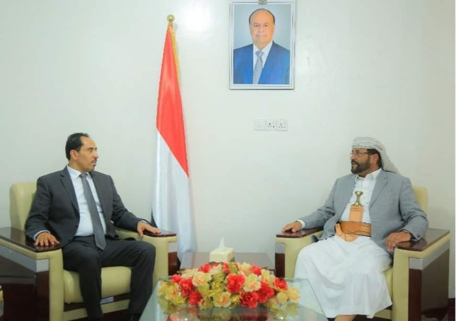 وزير الشباب والرياضة يناقش مع محافظ مأرب هموم الشباب والرياضيين