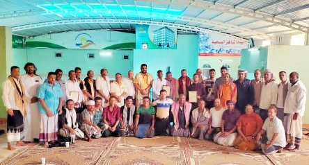 موظفوا مكتب الشباب والرياضة بحضرموت الوادي والصحراء يتسلمون حافز مالي تقديرا لجهودهم المبذولة لخدمة منتخب الناشئين أثناء معسكره بسيؤن
