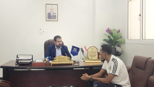 الجهوري يلتقي حكم الكرة (باصالح) بعد عودته من ماليزيا