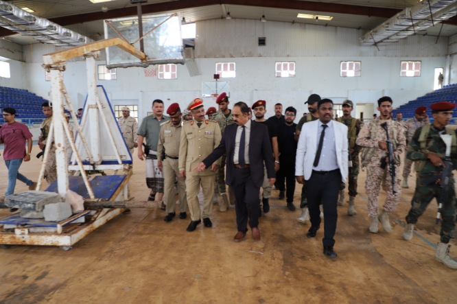 محافظ حضرموت وقائد المنطقة العسكرية الثانية يسلّمان الصالة المغلقة بالمكلا لقطاع الشباب والرياضة في سياق جهود تطبيع الحياة