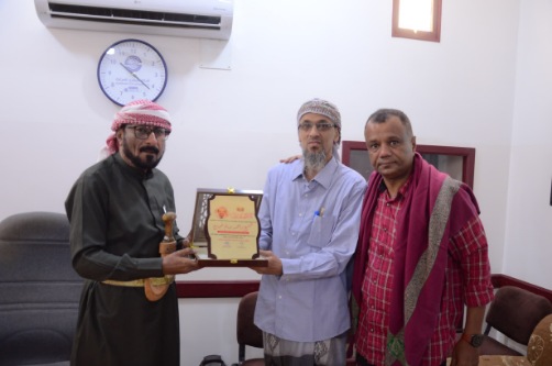        قيادة السلطة المحلية وممثل الشباب والرياضة بمديرية شبام حضرموت يكرمان رجل الخير والعطاء الوالد الشيخ الفاضل أحمد سالم شماخ