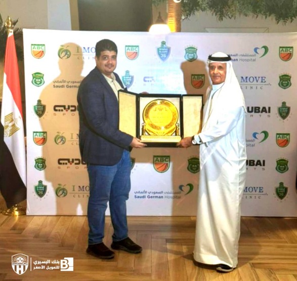 رئيس الاتحاد العربي للسلة يكرم نادي شعب حضرموت 