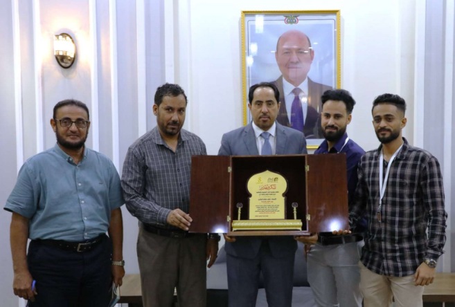 الوزير البكري يتسلم درع مؤسسة إبذار التنموية الثقافية