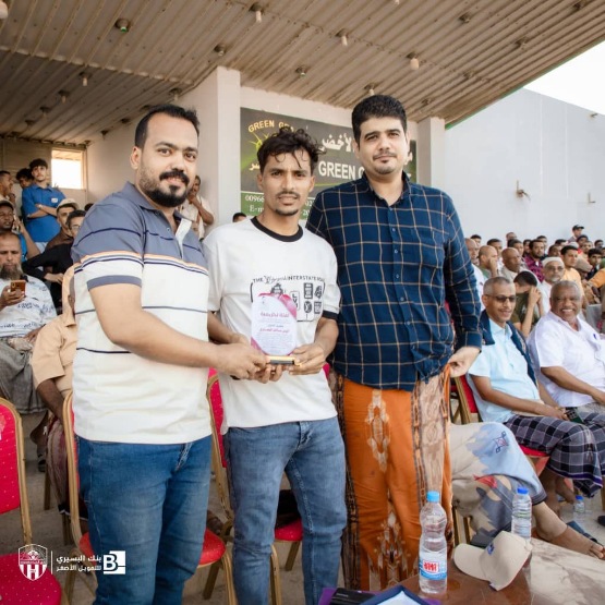 مؤسسة الفقيد الكابتن علي عثمان العمودي تكرم نجم المنتخب الوطني وشعب حضرموت أنيس المعاري لتألقه الاحترافي وتشريف حضرموت والوطن