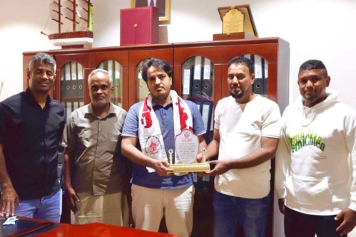 إدارة نادي شعب حضرموت تلتقي وزير الكهرباء والطاقة المهندس مانع بن يمين وتكرّمه بدرع النادي