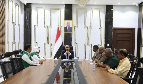 محافظ حضرموت يبحث مع مدير مكتب البرنامج السعودي جوانب تفعيل الأنشطة الشبابية والرياضية