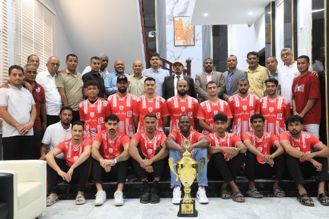 المحافظ بن ماضي يستقبل نجوم شعب حضرموت أبطال ثلاثية الموسم السلوي ويشيد بإنجازهم التاريخي