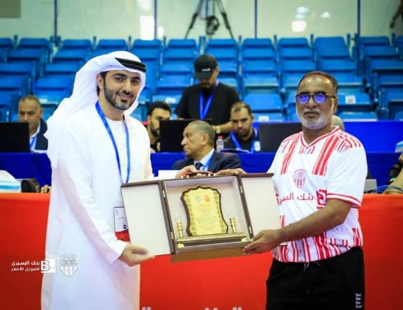 شعب حضرموت يهدي نادي النصر الإماراتي درعًا تذكاريًا