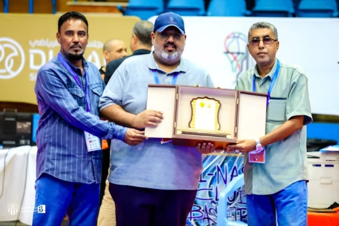 شعب حضرموت يعزز أواصر الأخوة ويهدي درعًا تذكاريًا للقادسية الكويتي