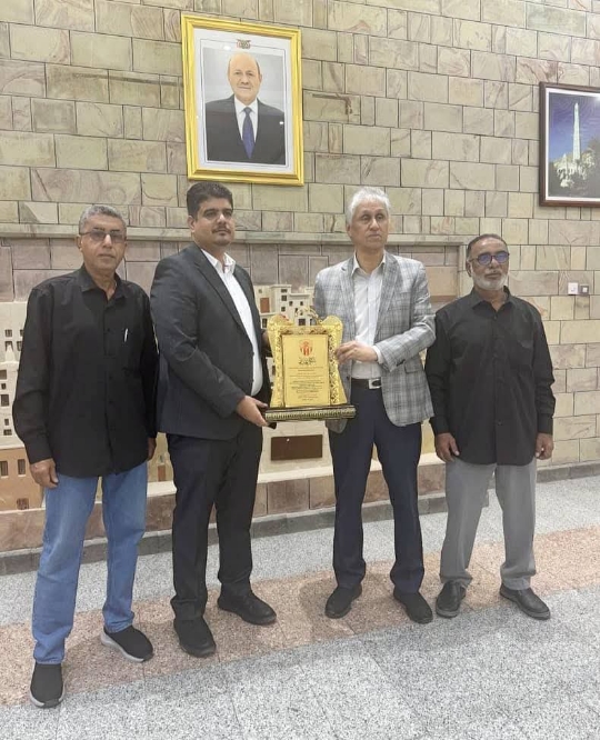 نادي شعب حضرموت يُكرّم رئيسه الأسبق سعادة سفير بلادنا لدى الامارات المهندس فهد المنهالي بدرع وفاء عرفانًا بمواقفه تجاه النادي