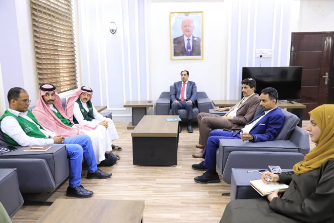 وزارة الشباب والرياضة والبرنامج السعودي يناقشان إعادة تأهيل ملعب 22 مايو بعدن  