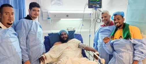 رئيس نادي شعب حضرموت يقوم بزيارة اطمئنان لأحد قيادات رابطة النادي