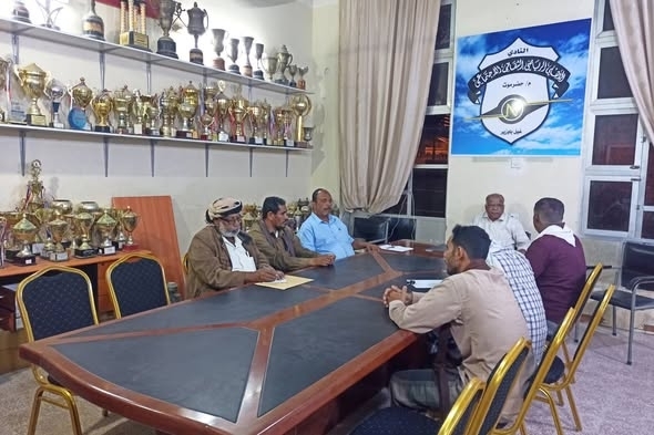 المدير العام لمديرية غيل باوزير يلتقي إدارة نادي أهلي الغيل ويشيد بجهودها والإنجازات التي تحققت للنادي في ظل المعاناة