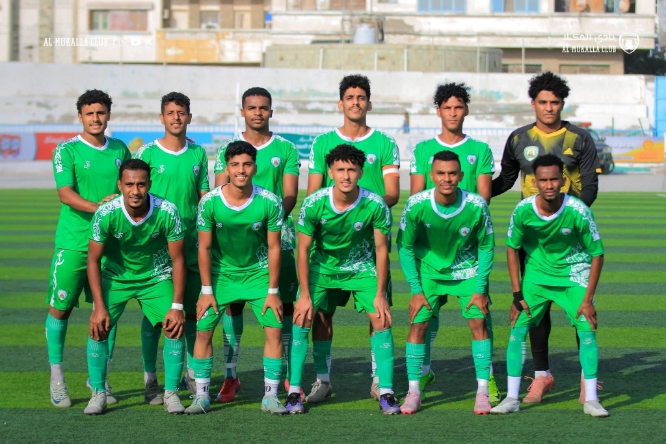 فريق القدم بنادي المكلا يختتم استعدادته لدوري الأولى بمباراة داخلية 