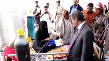 محافظ حضرموت يقوم بزيارة معايدة للمرضى في مستشفى الامومة والطفولة ومستشفى ابن سيناء بالمكلا