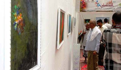 بتمويل من العون للتنمية..افتتاح معرضا للفن التشكيلي للفنان الاستاذ عباس بن يحيى بنادي المعلم بسيئون