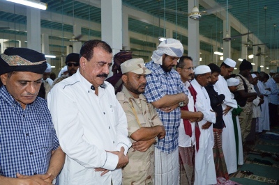 محافظ حضرموت وقائد المنطقة العسكرية الثانية يؤديان صلاة عيد الأضحى مع جموع المصلين بالجامع الكبير بالشحر