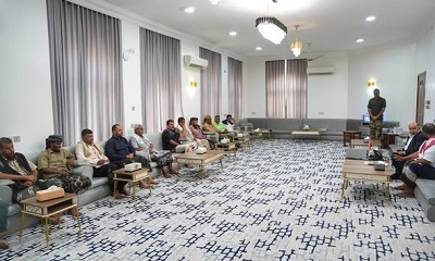 عضو مجلس القيادة محافظ حضرموت يبحث احتياجات مديرية الديس الشرقية ويوجه بمعالجات ميدانية