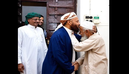 الشيخ محمد بن شبيبة يقدم واجب العزاء في وفاة الشيخ العلامة علي بن سالم بكير