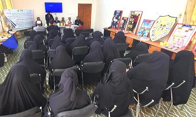 مدير عام شبام يختتم البرنامج التدريبي “وسيلتي من مخلفاتي.. كنوز من المهملات” ويشيد بمخرجاته الإبداعية بالمديرية
