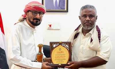 مدير عام شبام يتسلّم درع شكر وتقدير من مجمع القادسية الرياضي ويشيد بجهود إنجاح المهرجان العيدي