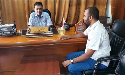 مدير عام مديرية القطن يلتقي الشاعر عمر سعيد لكمان شاعر عدة الألعاب الشعبية الشبوانية