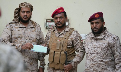قيادة الفرقة الثانية لقوات درع الوطن تُكرّم أفراد اللواء الثاني بنقطة الغرف في وادي حضرموت
