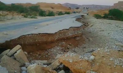 مدير عام مكتب وزارة الأشغال العامة والطرق بالوادي والصحراء يتابع أضرار السيول بطريق ساه – المكلا ويدعو مرتادي الخط الدولي إلى الحيطة والحذر
