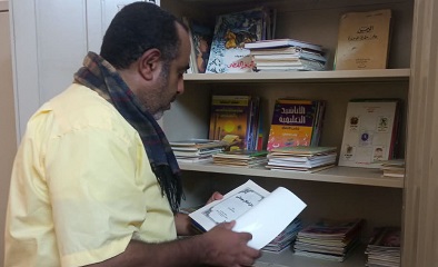 مدير مكتب الثقافة بدوعن يَهدي مكتبة مدرسة بن سميط بشبام كتاب شذرات من تاريخ حضرموت