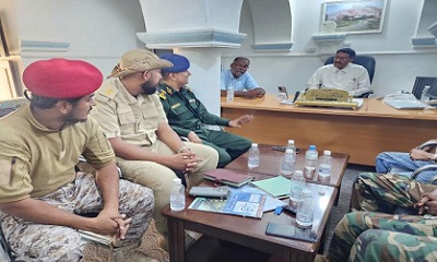 مدير عام تريم يلتقي اللجنة الأمنية لمناقشة أوضاع النازحين وتعزيز الإجراءات الأمنية بالمديرية