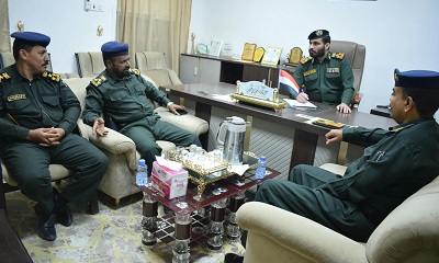 مدير عام الأمن والشرطة بوادي وصحراء حضرموت يناقش الجوانب التنظيمية والإدارية لفرعي الأحوال المدنية والهجرة والجوازات