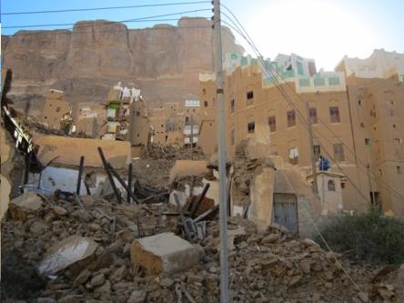 ارتفاع المباني المتضررة في منوه دوعن إلى 55 .. ولجنة الخبراء ترجع سبب الانهيار إلى انزلاق للتربة الصخرية