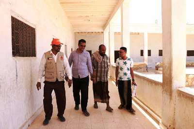 التواصل للتنمية تساهم في إعادة تأهيل مدرستين في الديس الشرقية بساحل حضرموت