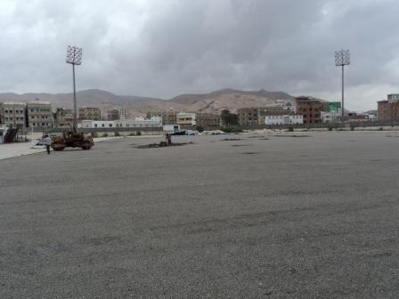 تواصل العمل في مشروع تعشيب ملعب بارادم بالمكلا 