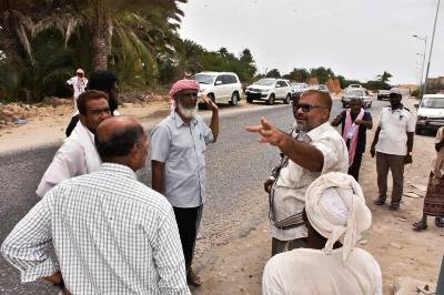 مدير عام غيل باوزير يتفقد مشروع سفلته طريق الصداع الغيل