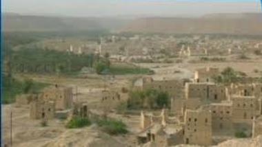 ورشة متنقلة من مزرعة إلى أخرى بمديرية غيل بن يمين لمعالجة المشكلات الفنية للمزارعين