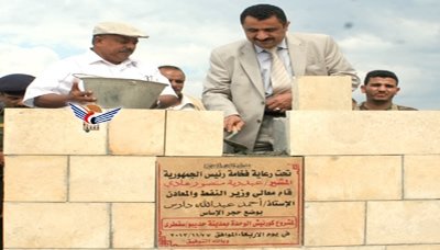 وزير النفط يضع حجر الأساس لكورنيش حديبو بسقطرى بتكلفة 250 مليون ريال