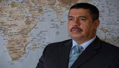 وزير النفط والمعادن يتفقد سير العمل في إدارة تموين الطائرات بمطار المكلا