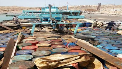 مصدر أمني بالمهرة: ضبط سفينة تجارية محملة بمادة الديزل يتم تهريبها للدول المجاورة